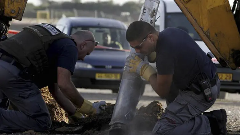 Последствия ракетного обстрела. (Архив)