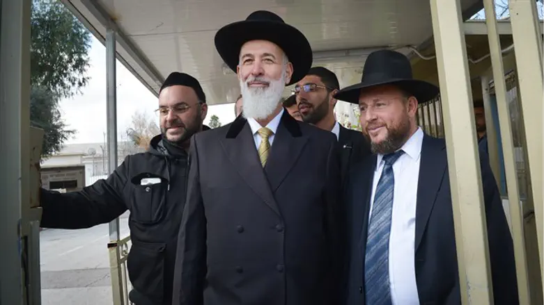הרב יונה מצגר משתחרר מהכלא