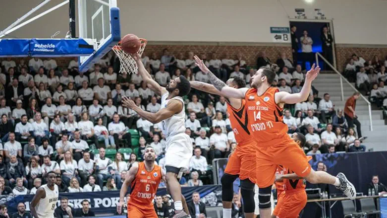 שחקני נס ציונה הערב. לא מצליחים לעצור את הדנים