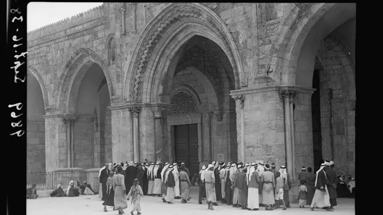 ערבים קוראים כרוזי הסתה באל אקצה. 16.9.38