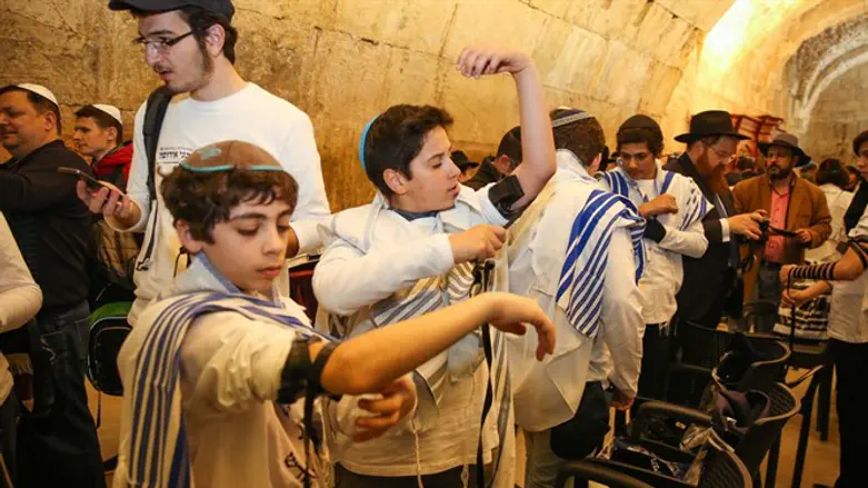 הנערים עם התפילין החדשות