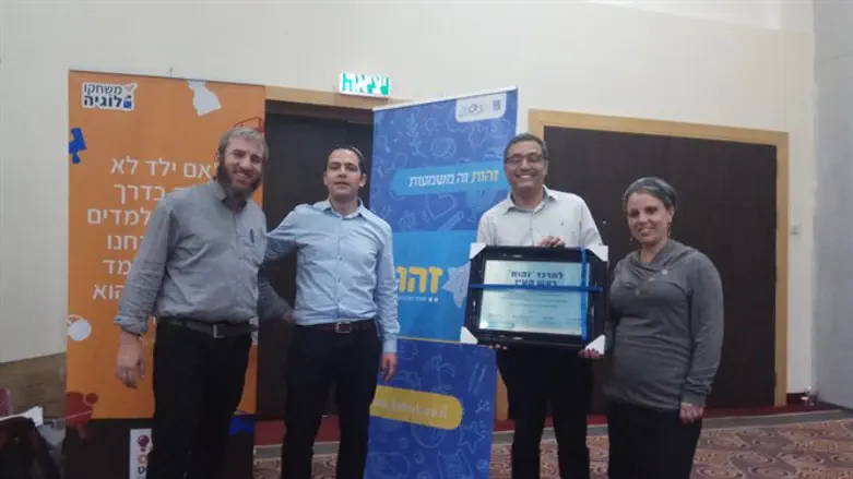 מנהלת מרכז זהות בראש העין, מושית אשר, מקבלת את הפרס