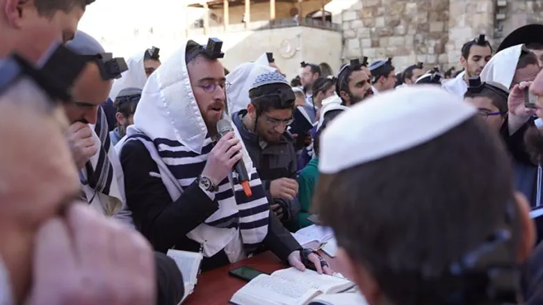 החזן נפתלי קמפה בתפילה החגיגית בכותל
