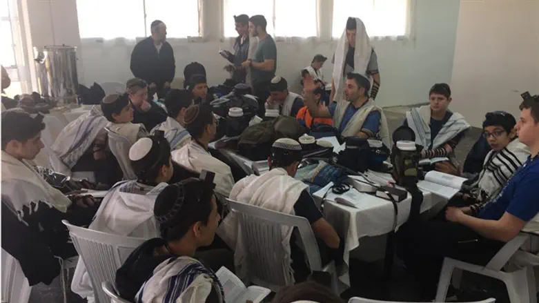התלמידים לומדים את הסוגיה היומית