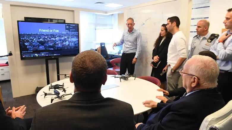 הנשיא במהלך הביקור במערך הסייבר