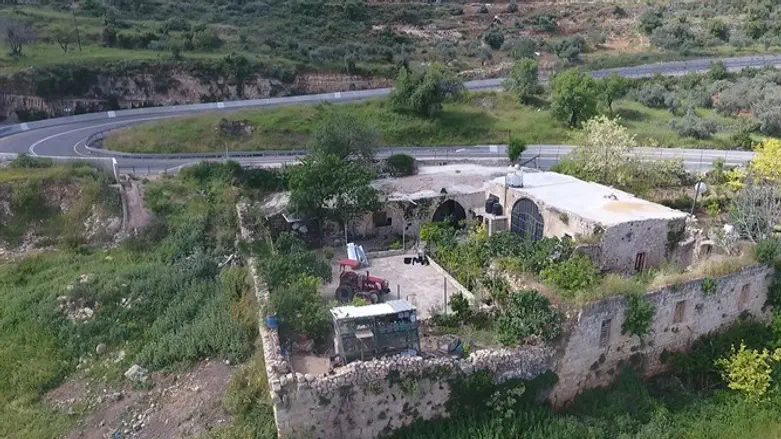 המתחם שנבנה בניגוד לחוק