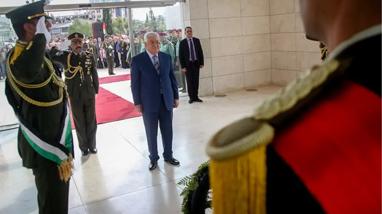 אבו מאזן בקבר עראפת שבמוקטעה