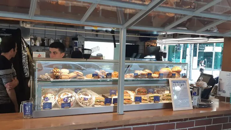 סניף הרשת עם התעודה