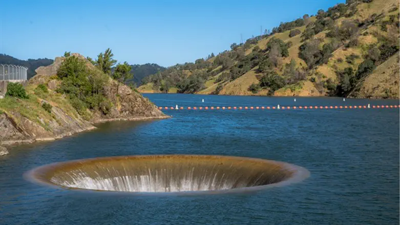 חור התהילה- לא מומלץ לשחות ליד
