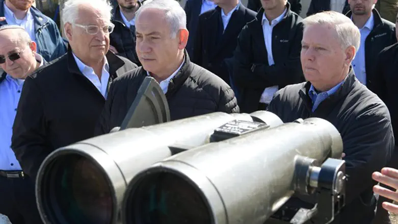 הסנאטור גראהם עם ראש הממשלה והשגריר פרידמן