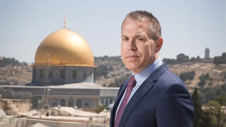 Erdan in front of Temple Mount