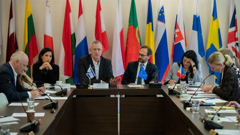 גנץ עם שגרירי האיחוד האירופי