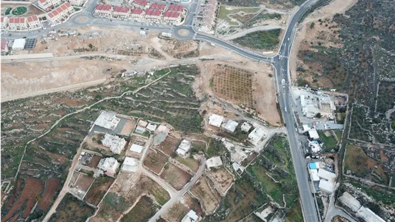 Proximity of illegal Arab building to Efrat homes