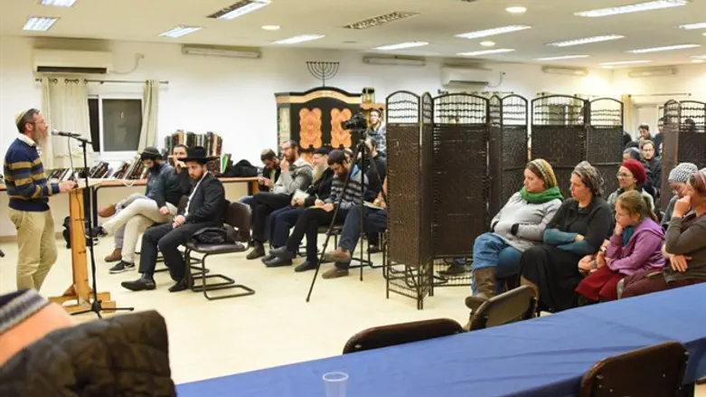 רב הישוב תקוע בשיחה עם המסיימים