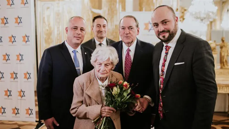 hilik bar, Artur Hofman, Govenor Mike Huckabee, Jonny Daniels, Irena Siła-Nowic
