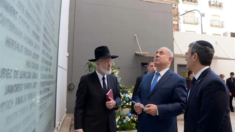 הרב דוידוביץ' (משמאל)