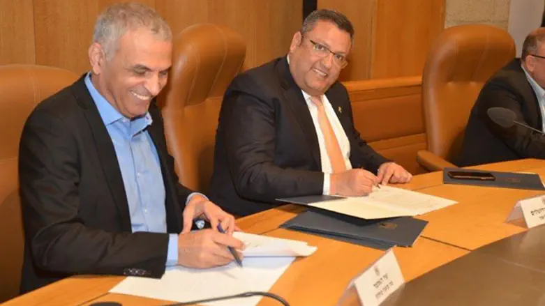 חתימת ההסכם הבוקר