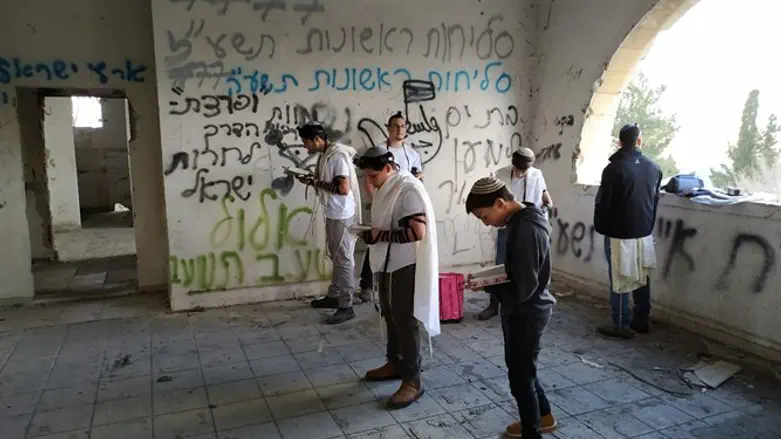 ''שוב נשמעו קולות התפילה מפי בני המקום''