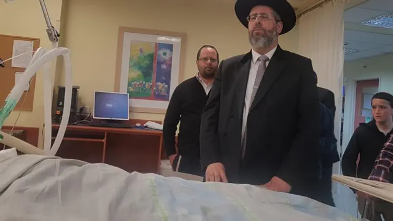 הרב לאו מתפלל לרפואת הרב אטינגר