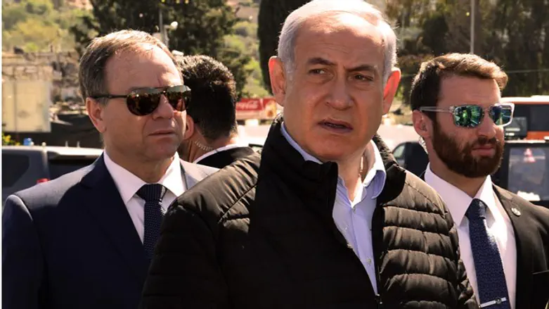 Нетаньяху на месте недавнего теракта на перекрестке Ариэль 