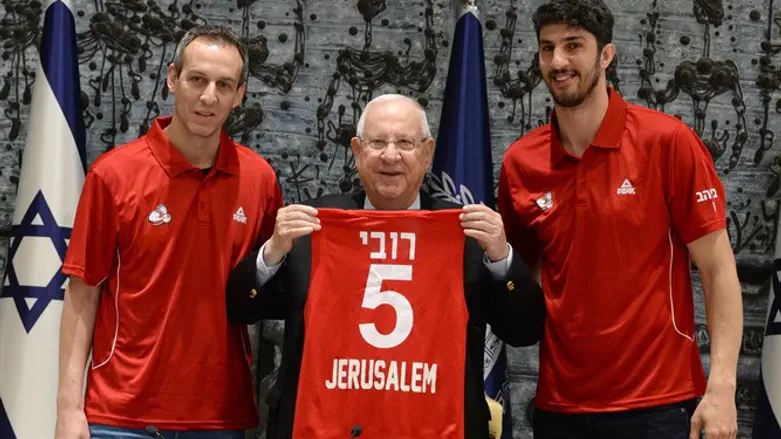 הנשיא ריבלין עם ליאור אליהו ועודד קטש