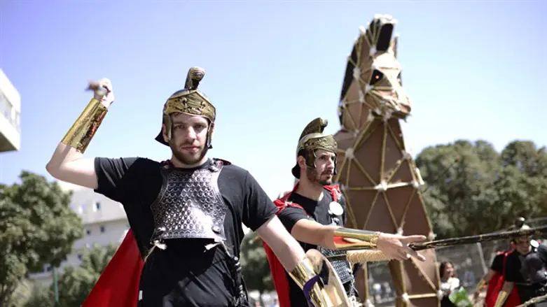 אומרים דבר אחד ועושין דבר אחר. למצולמים אין קשר