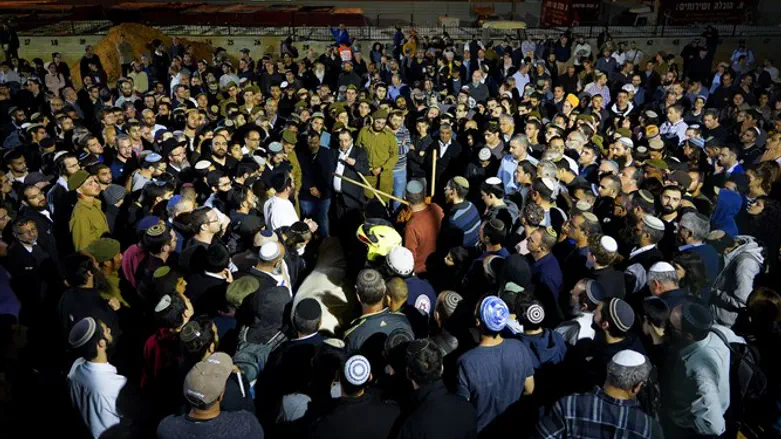 לא משך תשומת לב, פשוט בא ונתן. לוויית הרב אטינגר