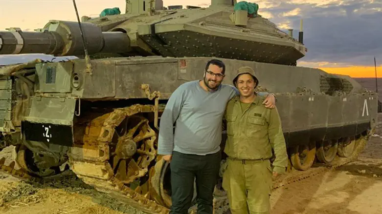 אהרון קרוב משמאל