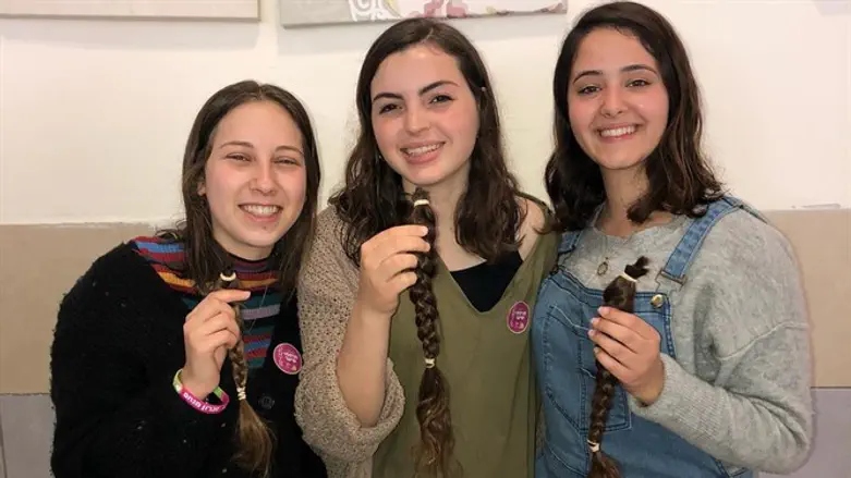 נערות מהאולפנה שתרמו את הצמה שלהן