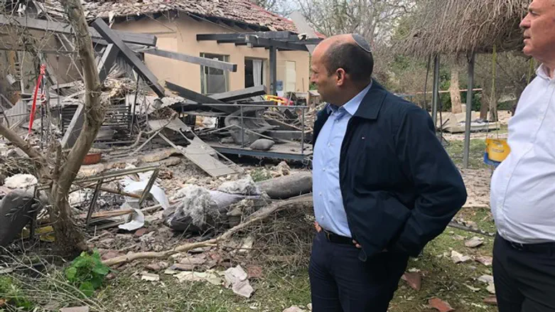 בנט צופה בהריסות הבית שנפגע במושב משמרת