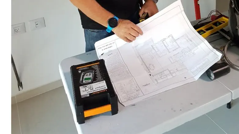 שמואל גלברמן מהנדס פרקטי מגיע לבדיקת דירה ברחובות