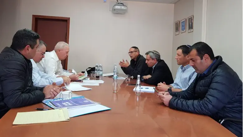 מטה זזים ימינה