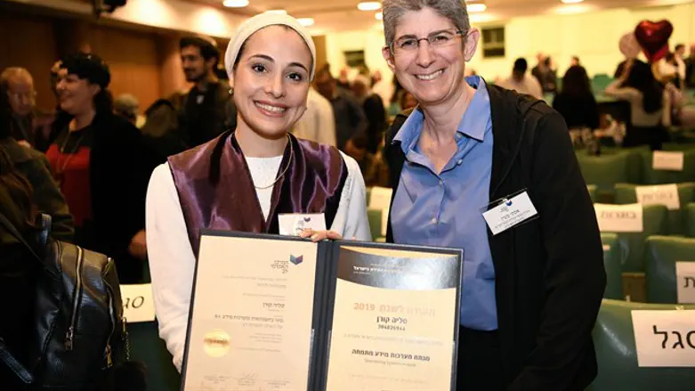 אסתי פשין עם אחת הבוגרות