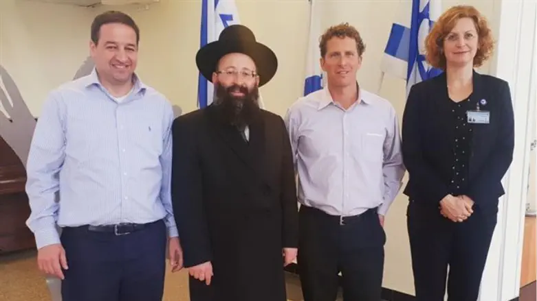 הרב רבינוביץ' בסיורו בביה"ח 'וולפסון'