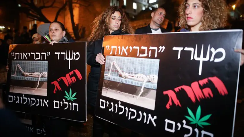 עוברים דרך ייסורים כדי לקבל קנאביס רפואי. הפגנה של חולים