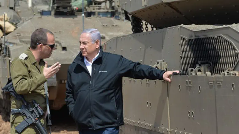 נתניהו בשיחה עם מפקד עוצבת הפלדה