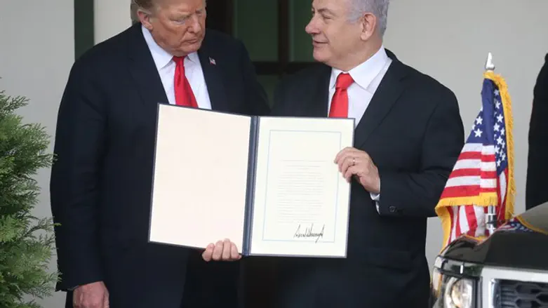 הממשל מכחיש כל קשר לבחירות. טראמפ חותם על ההכרה ברמת הגולן