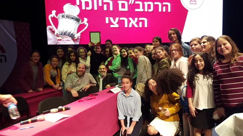 מרואני (מחזיקה בתעודה) עם חברותיה ומוריה