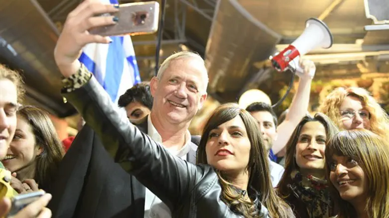 בני גנץ במחנה יהודה