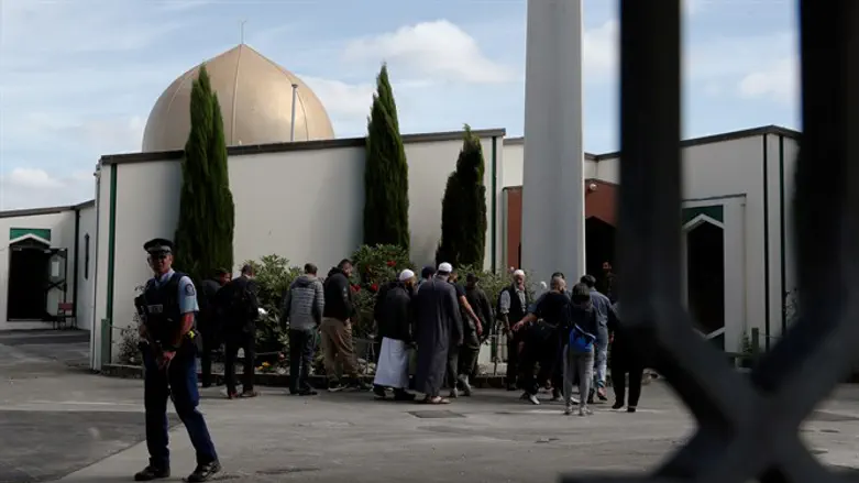 Policeman stands guard outside Al-Noor mosque after it was reopened in Christchu