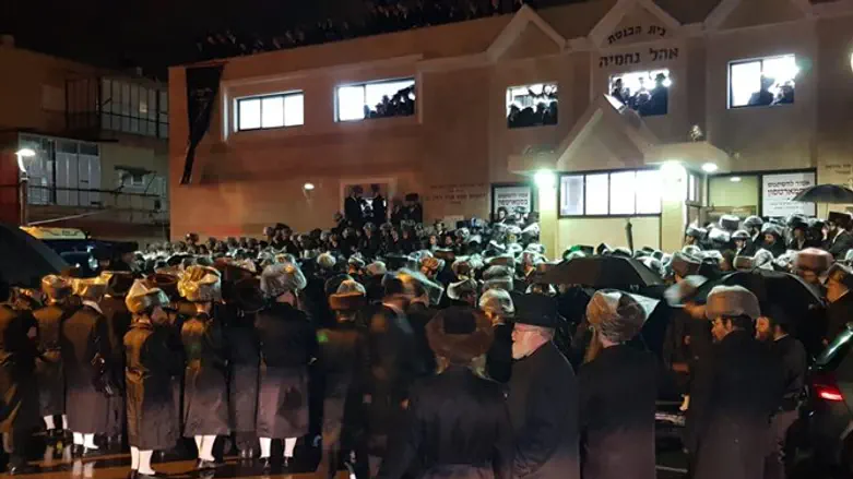 מיטת הרב לנדא יוצאת מבית החולים