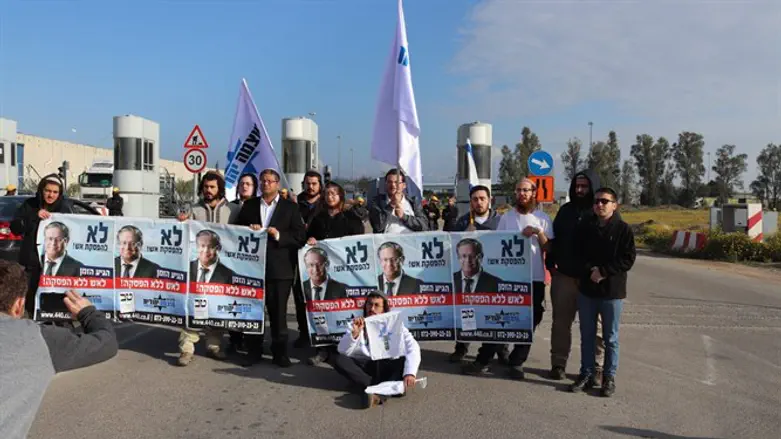 Активисты "Оцма Иегудит" блокируют дорогу к КПП Керем-Шалом
