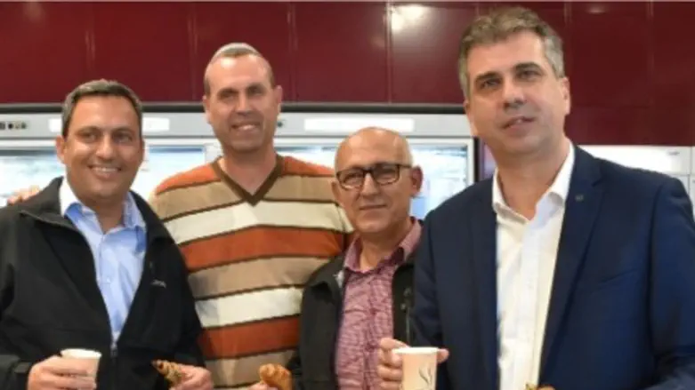 דוידי והשר כהן בחנוכת המאפייה