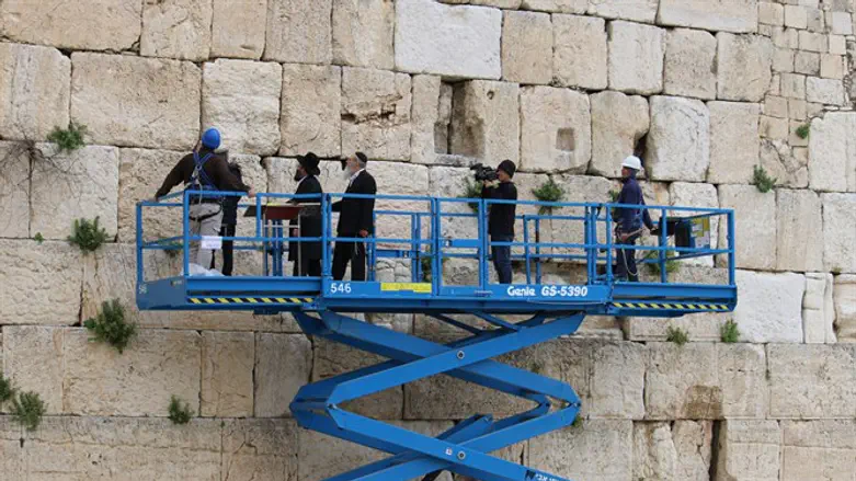 בפיקוח רב הכותל