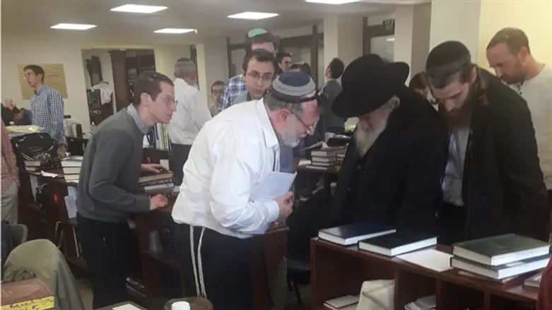 הרב וידר מבשר לרב נבנצל על השבת הגופה