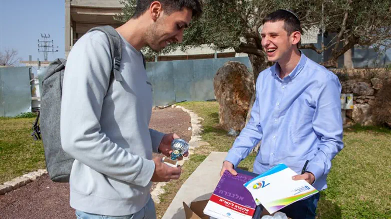 מוכר ואהוב על הסטודנטים. שביט וסטודנט