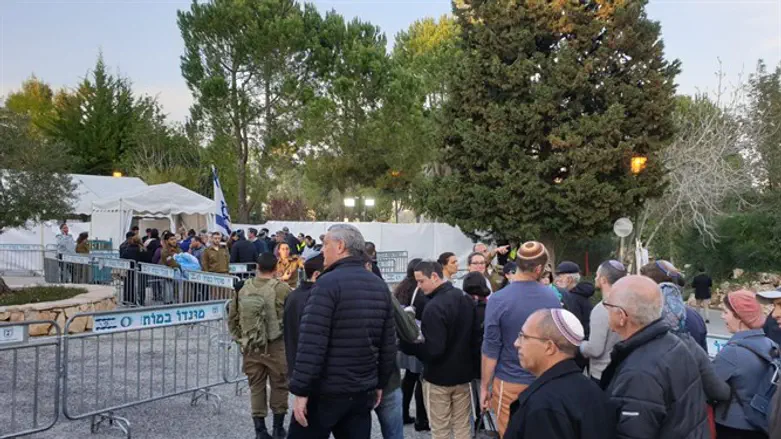 אלפים עושים את דרכם להלוויתו של באומל