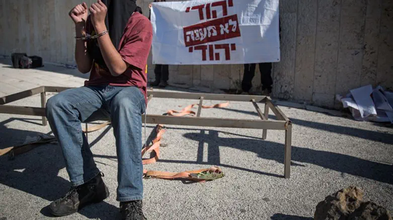 Activists protest alleged Shin Bet torture of Duma suspects