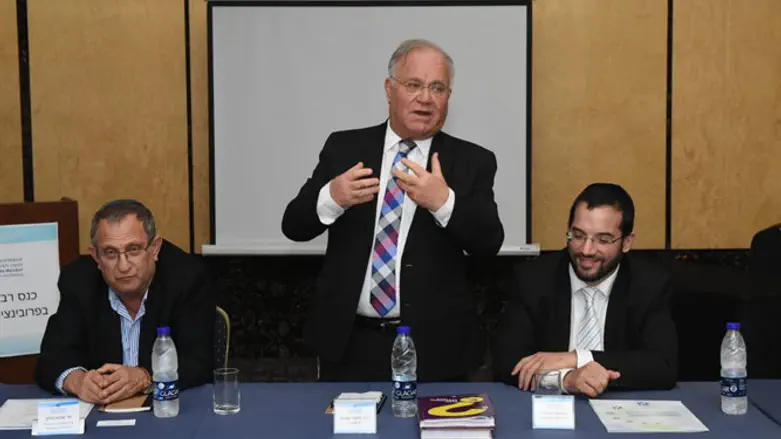 הרב יחיאל ווסרמן נושא דברים. לצידו, מר שרגא ווילק הרב אליהו המרה