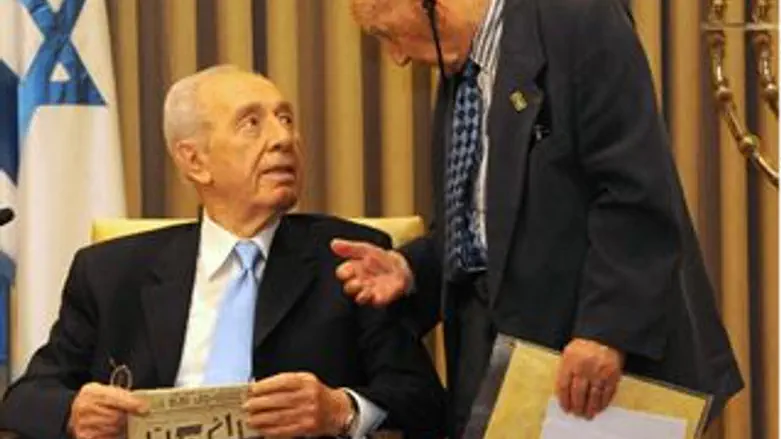 הנשיא מקבל את העיתון "הבוקר"